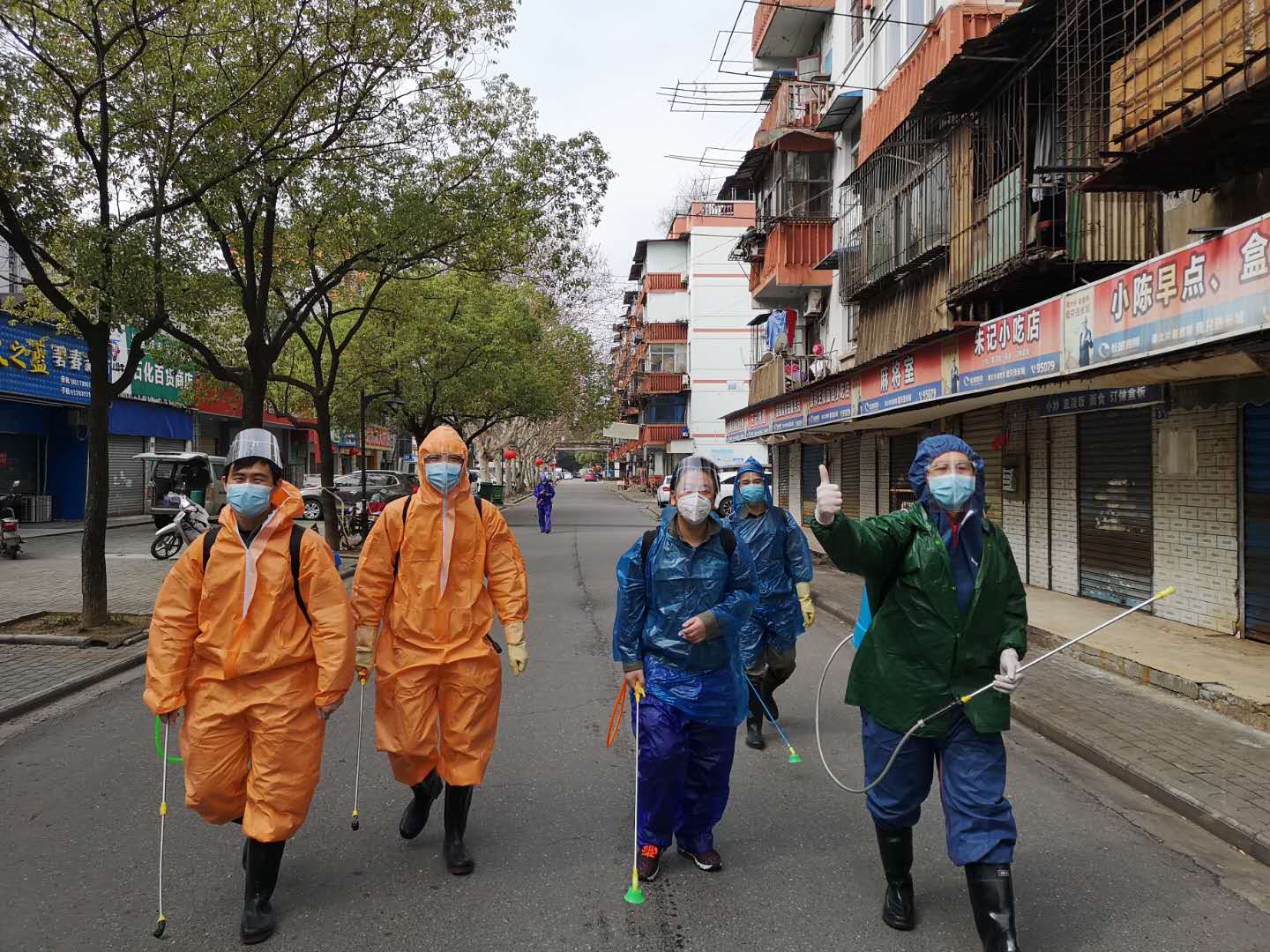 3月2日一大早，碧水集團(tuán)、產(chǎn)業(yè)公司石化社區(qū)消殺小隊(duì)開(kāi)始了一天的工作.jpg